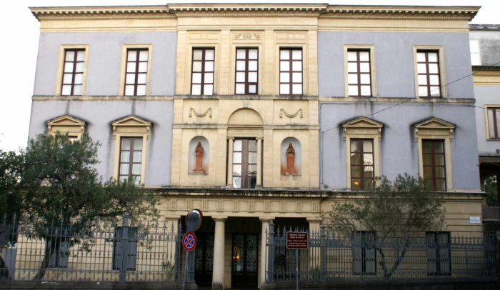 80.000 volumi, uccelli imbalsamati e un alunno che cambi&ograve; la politica italiana