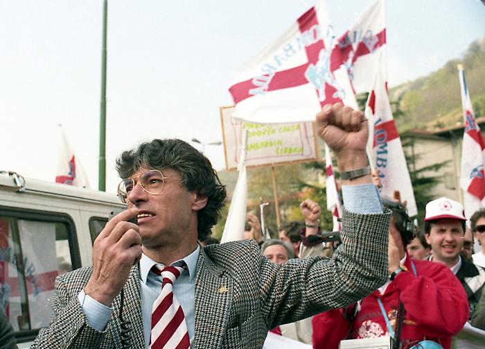 Umberto Bossi e la Sicilia: le teorie sulla mafia autonomista, le alleanze con Lombardo e Orlando e il parente partigiano