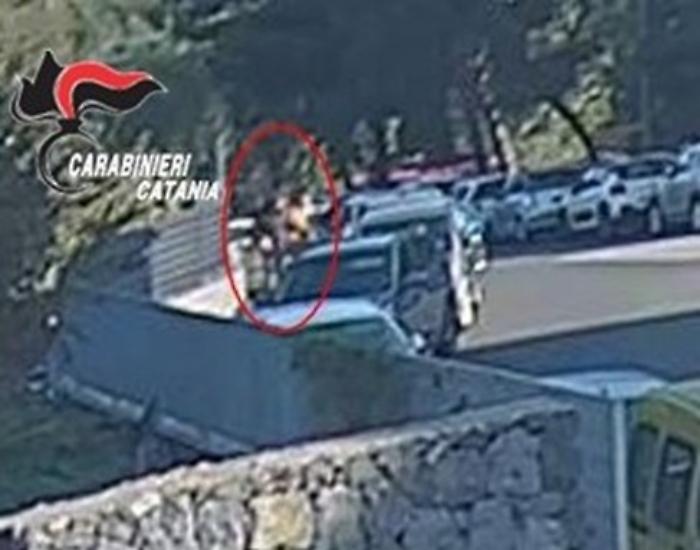 Telecamere incastrano un 19enne che aveva rubato un trolley da un'auto: denunciato