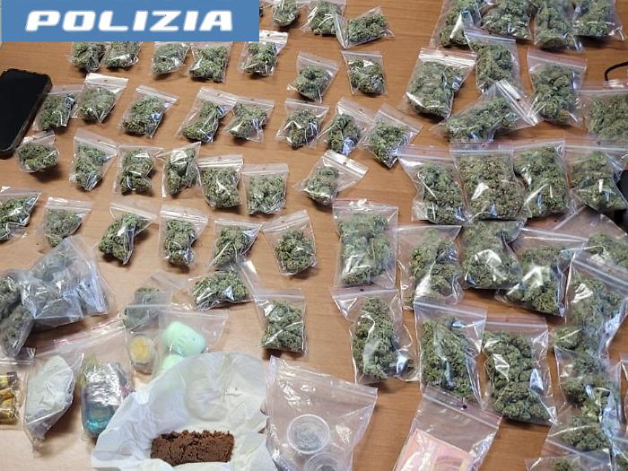 Zaino con 600 grammi di cocaina sotto il sedile: facevano consegne "delivery" tramite chat. Arrestati