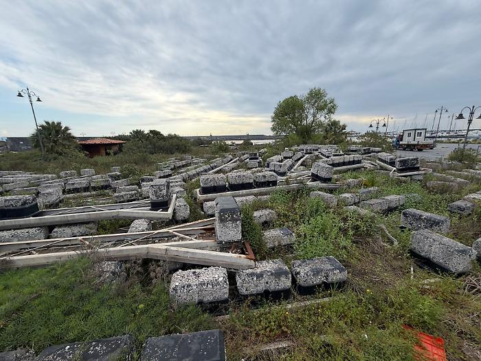 Riposto, addio al "cimitero" dei pontili