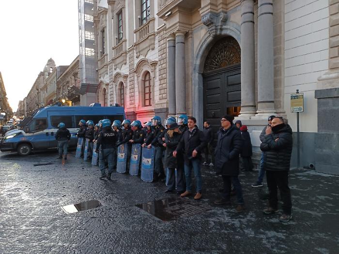 Sgombero ex palestra Lupo: attivisti invadono il Consiglio ma la seduta viene interrotta