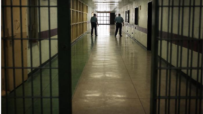 Carcere di Augusta, il "solito" detenuto aggredisce ancora: agente in ospedale