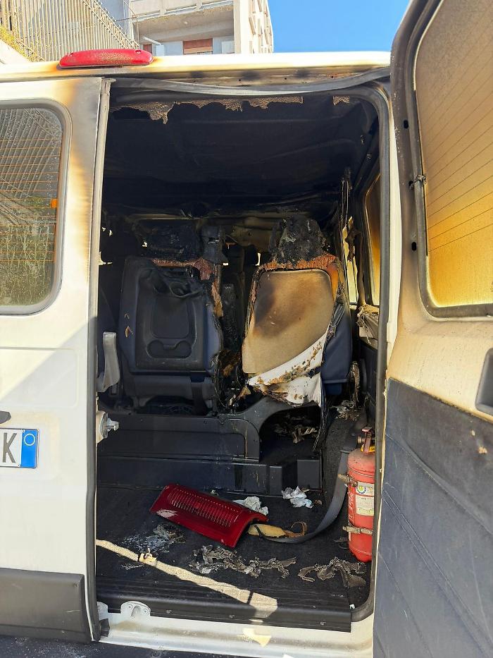 Furgoncino del Cirs distrutto dalle fiamme: un nuovo attacco alla solidariet&agrave;