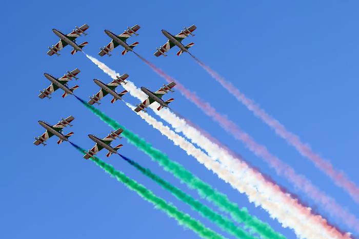 Acrobazie aeree a Noto: Frecce Tricolori volano sopra Lido e centro storico