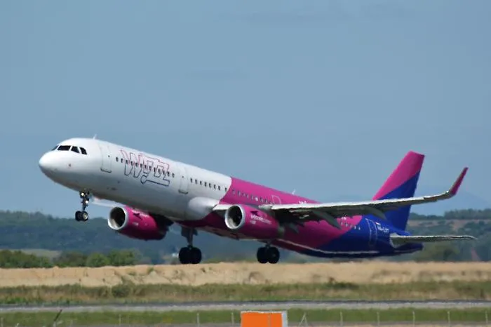 Carburante aerei, situazione (per ora) sotto controllo: voli regolari negli aeroporti italiani