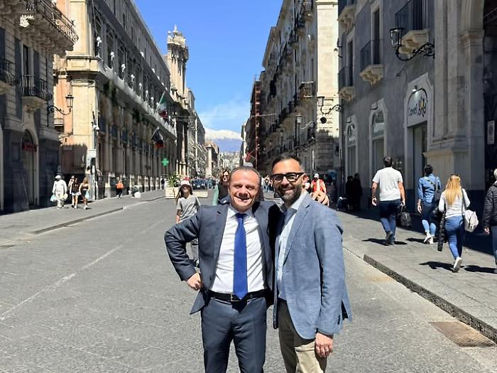 A Catania la &laquo;seduta spiritica&raquo; di Cateno De Luca: &laquo;A ottobre l'elezione del nuovo presidente regionale&raquo;