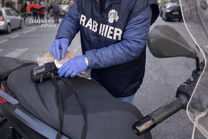 Pusher 17enne bloccato a Piazza Stesicoro: 30 grammi di hashish, una dose di cocaina e 320 euro sequestrati