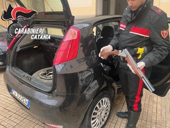 Giovane arrestato a Patern&ograve;, aveva droga, fucile e munizioni. Denunciata anche la nonna