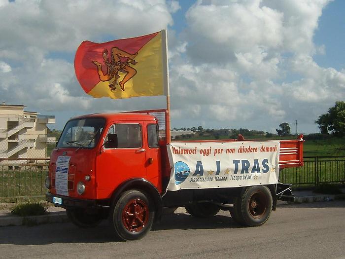 Caro energia, si fermano gli autotrasportatori siciliani: &laquo;Da oggi e per 5 giorni non riforniamo i supermercati&raquo;