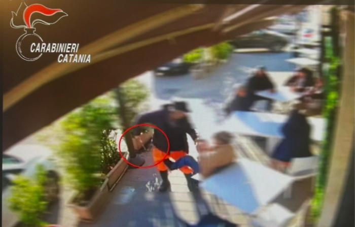 Geloso della sorella accoltella uno suo pretendente: 59enne arrestato nel Catanese