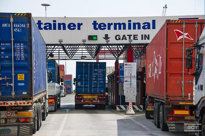 La tregua dei Tir salva i supermercati: Salvini convoca i trasportatori, blocco sospeso 
