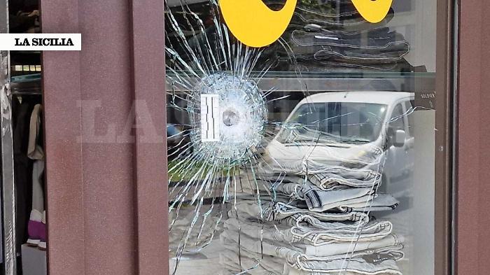 Raffica di spari contro la vetrina di un negozio in piazza Palestro a Catania: indagini in corso