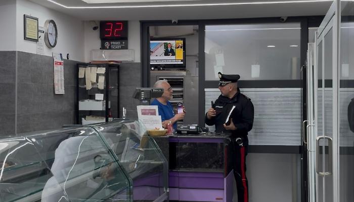 Giarre, rapina alla pasticceria Saker: il personale reagisce e colpisce un rapinatore