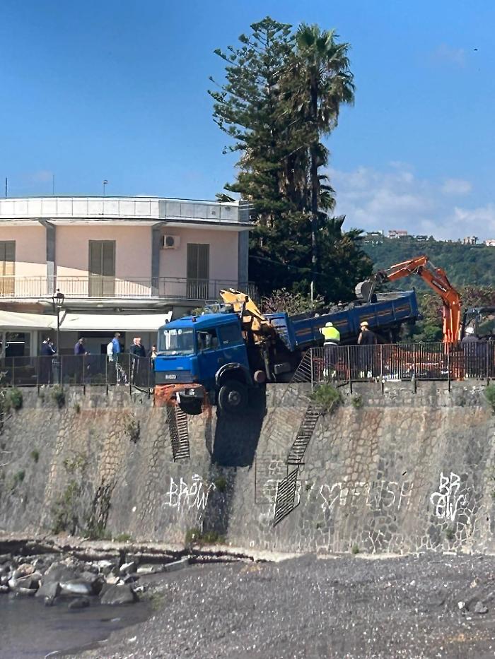 Paura a Stazzo: camion resta in bilico su piazza Mantova, intervengono i vigili del Fuoco
