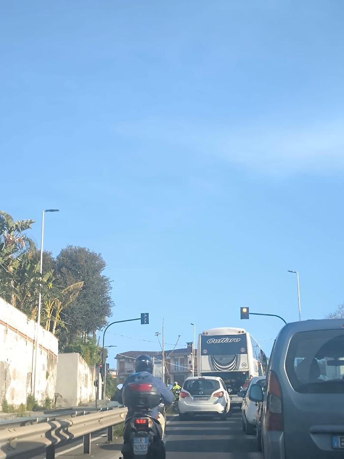 Bus bloccato in via Santa Sofia, traffico in tilt sulla Circonvallazione