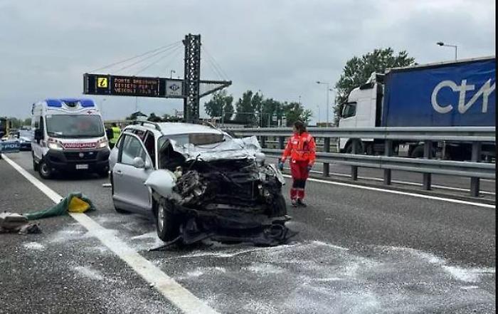Incidente mortale sull'A21 vicino a Stradella: 69enne trapanese perde la vita nello scontro con una bisarca