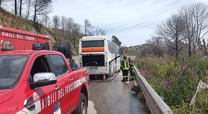 Ribera-Palermo, l&rsquo;odissea dei pendolari: si rompe il bus, arriva quello sostitutivo e va in fiamme