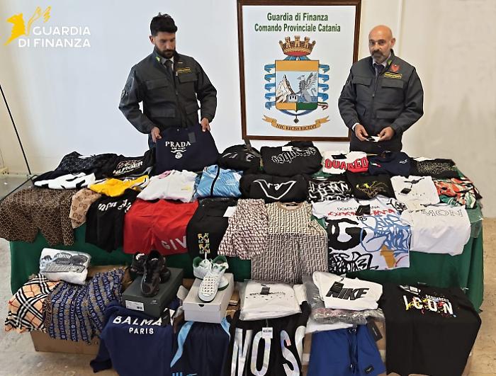 Il furgone dei segreti: centinaia di scarpe di lusso "fake" scoperte in un parcheggio a Catania