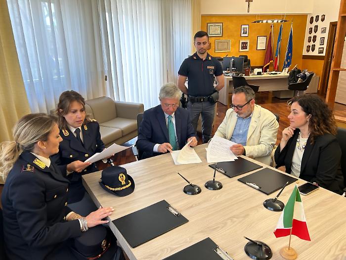 La firma in questura