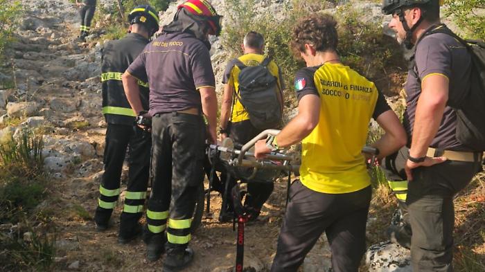 Cade durante l'escursione a Cavagrande: soccorsa una turista francese