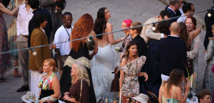 Festa di matrimonio tra insulti dei palermitani e scritte oscene: Dua Lipa offre del denaro per placare l'ira dei residenti