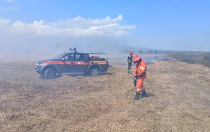 Vasto incendio con un fronte di oltre 1 km a Ramacca: in fumo decine di ettari con gravi danni alle colture