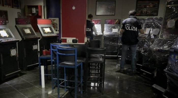 Blitz della Polizia di Stato a piazza Lanza: sequestrate le slot e una pesante multa per il presidente