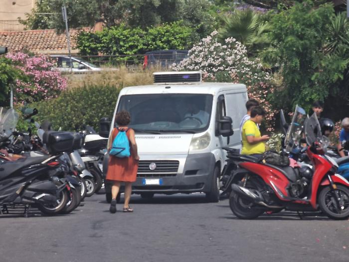 Scuole chiuse per il caldo, a San Giovanni Li Cuti motorino blocca l'accesso: esplode la polemica sui parcheggiatori