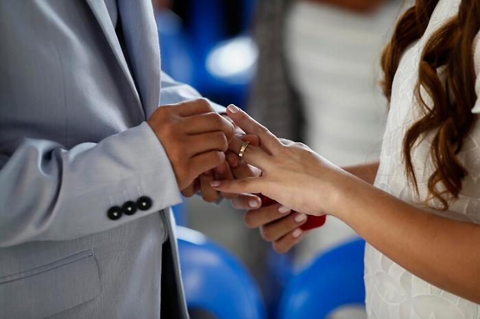 Il parroco dimentica di registrare le nozze religiose: la scoperta dopo 24 anni (quando stava per separarsi)