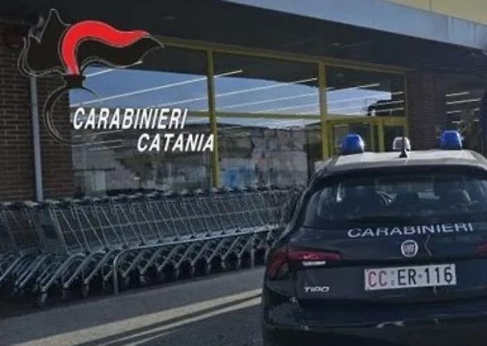 Tenta furto in piena notte in un supermercato ma i carabinieri lo sorprendono con il carrello pieno di merce 