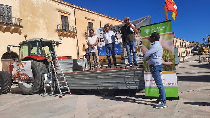 Crisi idrica, esplode la rabbia degli agricoltori: contestati i politici e il commissario del Consorzio di bonifica