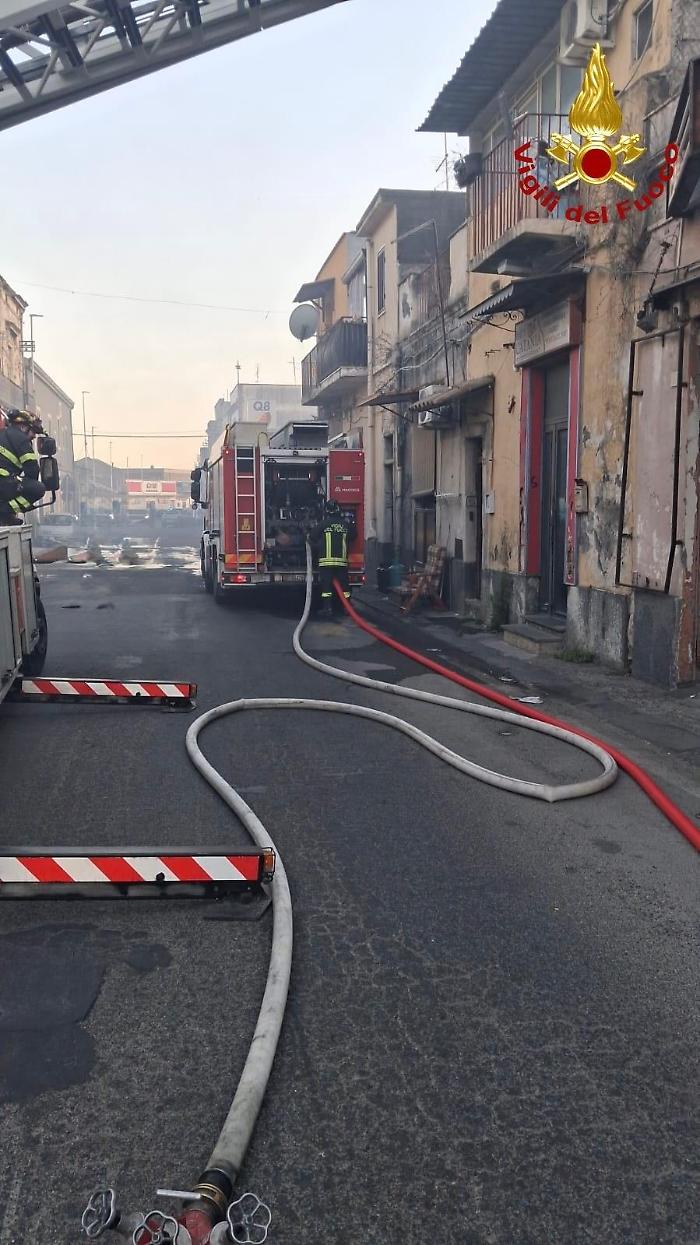 Vasto rogo a Catania: fiamme vicino a via Zia Lisa e via San Jacopo, evacuate alcune abitazioni