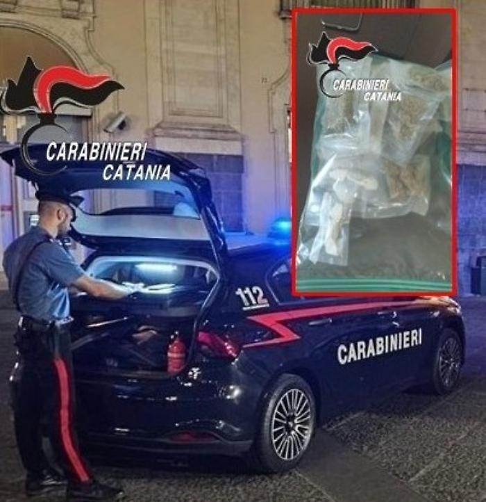 Spacciatore 22enne arrestato dopo un inseguimento, la droga in un vano nascosto in auto