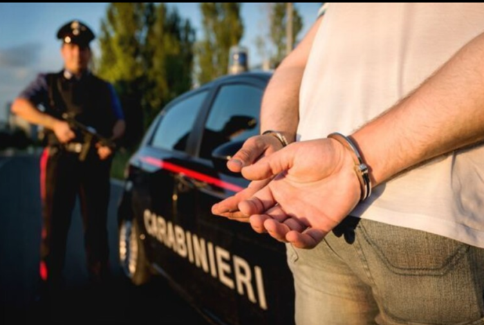 Licata, tradito dal marsupio con la pistola clandestina: arrestato diciannovenne dopo giorni di fuga