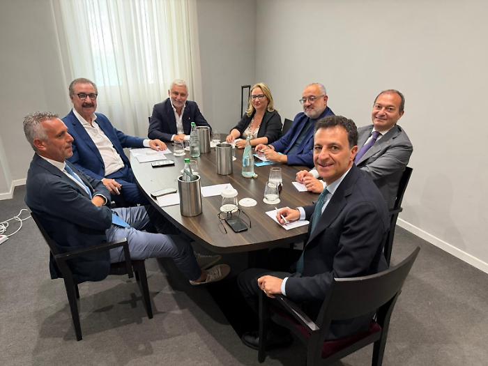 Una stanza, 7 segretari, un documento sull'unit&agrave;. Il centrodestra siciliano fa i conti con le urne: &laquo;Non possiamo fingere che il problema non esista&raquo;