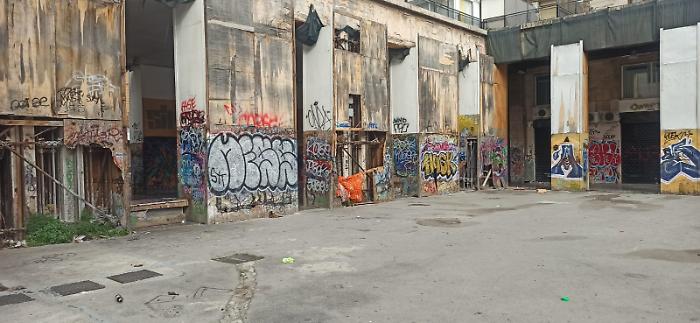 Piazzale Ungheria, parcheggio s&igrave; ma per i rifiuti: la denuncia dei residenti tra degrado, insicurezza e parcheggiatori abusivi