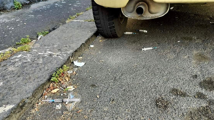Allarme a Picanello: siringhe abbandonate mettono a rischio bambini e animali