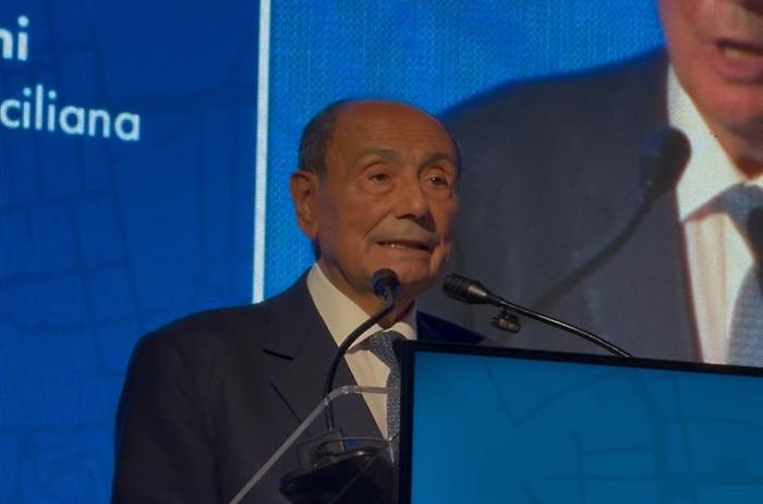 La Sicilia &laquo;non &egrave; pi&ugrave; periferia&raquo;: Schifani dal palco di Confindustria Catania annuncia la "svolta" con investimenti e il ponte sullo Stretto