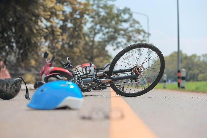Investe due bambini in bici e scappa, ma i carabinieri riescono a risalire al pirata della strada: &egrave; un 61enne di Adrano
