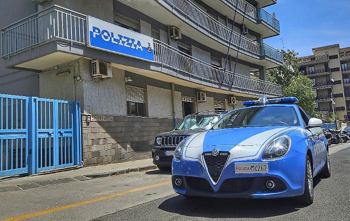  &ldquo;Devi stare sotto ai miei piedi&rdquo;: minacce e stalking all'ex fidanzata ma i passanti chiamano la Polizia