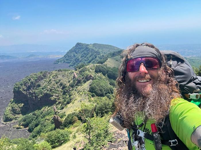 Dal trekking pi&ugrave; lungo del mondo all&rsquo;Etna: il viaggio di Luca Terenziani, il camminatore che non si &egrave; fermato nemmeno davanti alle malattie