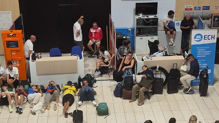 Passeggeri Ryanair dirottati a Trapani dormono in aeroporto: &laquo;Abbandonati dalla compagnia, tornare a Catania un incubo&raquo;