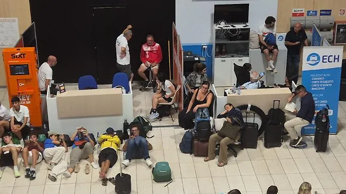 Passeggeri Ryanair dirottati a Trapani dormono in aeroporto: &laquo;Abbandonati dalla compagnia, tornare a Catania un incubo&raquo;