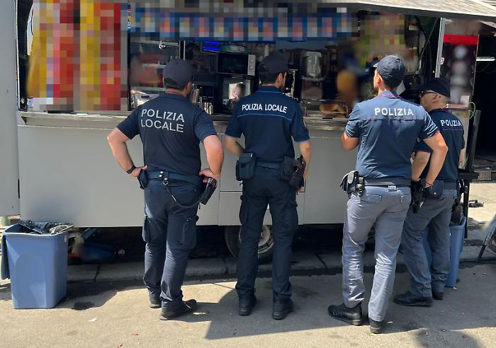 Chiosco-bar su un modulo da rimorchio gestito dal titolare dell'officina accanto: multe e sequestro 