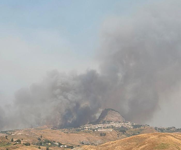 Vasto incendio vicino Sutera,  le colonne di fumo raggiungono il paese