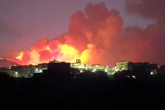 Incendio a S. Stefano Quisquina, evacuati pazienti di una clinica: sindaco chiede lo stato di crisi