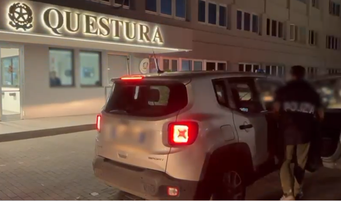 Spaccia cocaina e crack in via Capo Passero con il "drive-in": 17enne arrestato dalla Polizia