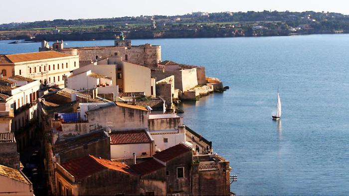 L'acqua torna, i problemi restano e Ortigia alza la voce: &laquo;Per un residente su due l'acqua ancora non basta&raquo;