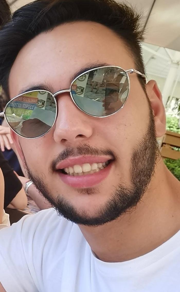 Alex Dara muore a 25 anni sulla statale 113: perde il controllo del suo scooter e finisce a terra